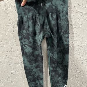 Women's emerald green black tie dye leggings seamless